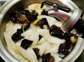 淋上半汤匙芝麻油