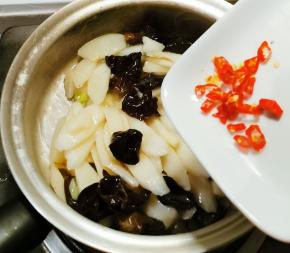 倒入红尖椒 关火