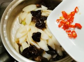 倒入红尖椒 关火