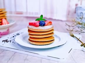 筛上一层糖粉，摆上自己喜欢的水果即可食用。