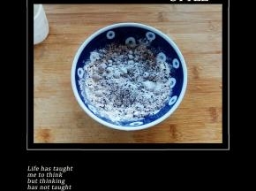 红糖、黑芝麻、面粉拌匀做馅。红糖与面粉比例约为1:1，也可根据个人口味调整。