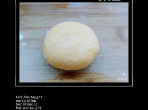 揪一块面团，揉圆包入馅料，收紧口，用手揉搓整理成饼。近距离来个大特写。