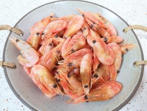 北极甜虾取出常温解冻。