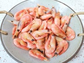 剪去虾须清洗干净，控一下水分备用。