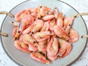 剪去虾须清洗干净，控一下水分备用。