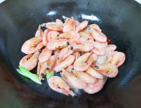 下入准备好的甜虾。
