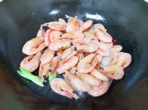 下入准备好的甜虾。