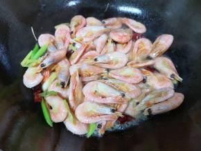 翻炒一分钟左右。