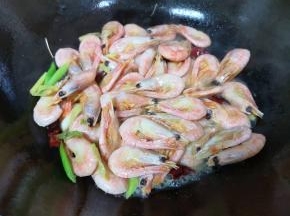 翻炒一分钟左右。