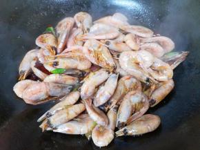 加入红烧酱油翻炒均匀。