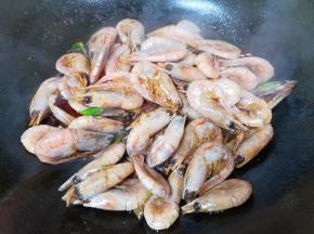 加入红烧酱油翻炒均匀。