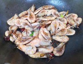 放料酒、盐、糖和少许醋调味，翻炒两分钟左右入味。