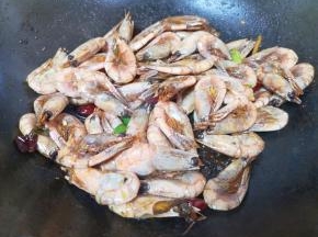 放料酒、盐、糖和少许醋调味，翻炒两分钟左右入味。
