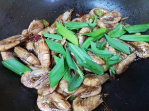 下入蒜苗叶子。