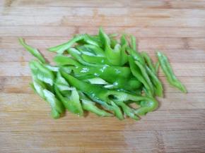 青椒去籽洗干净切成粗丝。