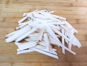 杏鲍菇洗干净切成条。