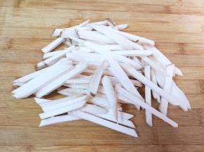 杏鲍菇洗干净切成条。