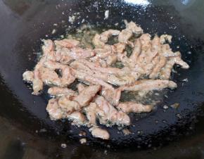 炒锅内倒适量的调和油烧热，下入黑椒牛柳炒熟，盛出备用。