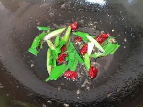 锅里重新倒入调和油烧热（忽略我没有洗锅），下入蒜苗和干红辣椒炒香。
