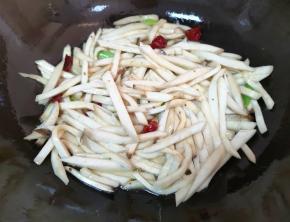 翻炒至杏鲍菇变软。