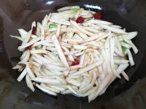 翻炒至杏鲍菇变软。