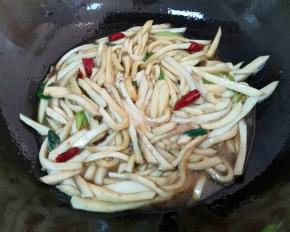 加入味极鲜酱油翻炒均匀。