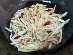 加入味极鲜酱油翻炒均匀。