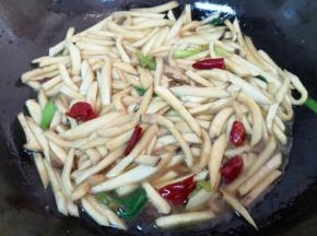 放盐调味。