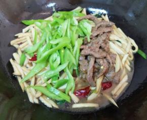 下入青椒和炒好的黑椒牛柳。