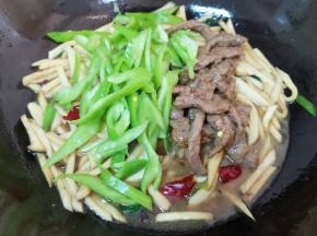 下入青椒和炒好的黑椒牛柳。