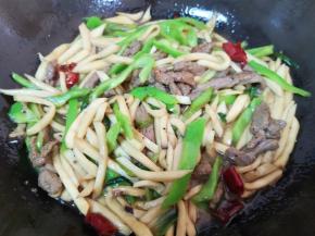 翻炒至青椒断生。