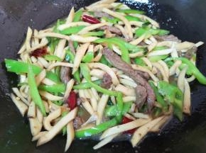 放鸡粉翻炒均匀关火出锅。