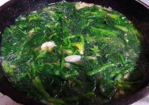 放入菠菜中火煮两分钟