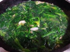放入菠菜中火煮两分钟