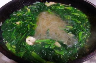 放入粉条同时放入盐中火煮三分钟