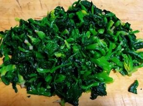 菠菜切成小段