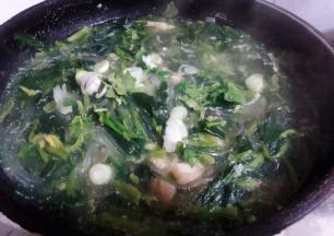 最后放入味精撒上葱花和香菜提鲜即可出锅享用