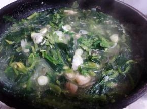 最后放入味精撒上葱花和香菜提鲜即可出锅享用
