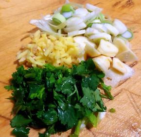 葱姜蒜香菜洗净切成好备用