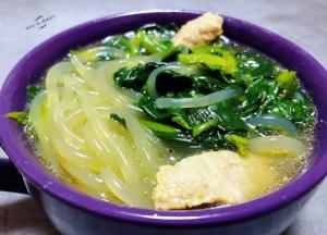 鲜美可口的菠菜粉条鲜肉汤装入容器中
