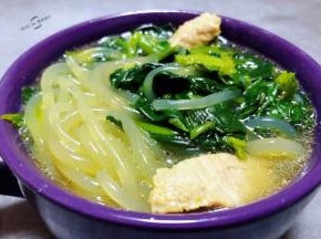 鲜美可口的菠菜粉条鲜肉汤装入容器中