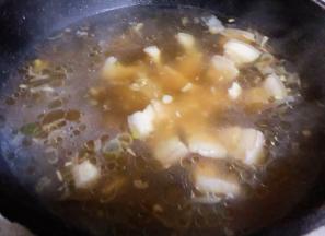 添加适量清水或者高汤大火煮起来