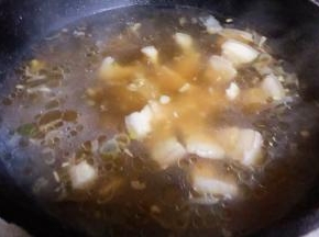 添加适量清水或者高汤大火煮起来
