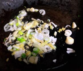 锅中倒入底油放入葱姜蒜爆香