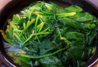菠菜摘好洗净锅中烧开水放入菠菜焯水，时间不要过长菠菜变色即可，捞出立即放入冷水中过凉沥干水份备用