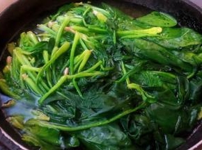 菠菜摘好洗净锅中烧开水放入菠菜焯水，时间不要过长菠菜变色即可，捞出立即放入冷水中过凉沥干水份备用