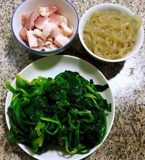 准备原材料鲜肉切厚片，粉条煮至八成熟，沥干水份的菠菜