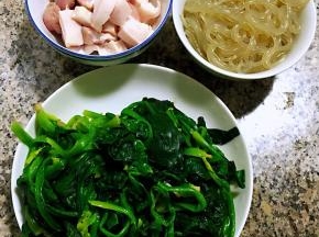 准备原材料鲜肉切厚片，粉条煮至八成熟，沥干水份的菠菜
