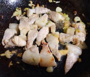 放入鲜肉爆炒至肉肉变色
