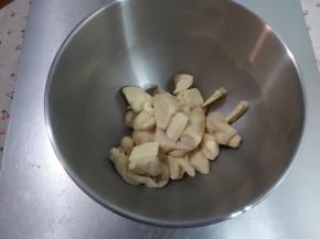 加入软化好的有机黄油跟玫瑰海盐，再次启动厨师机2档10-15分钟转3档5分钟即可。（面团可以用剪刀剪成小块，增加接触面积，打面的效果更佳哟）